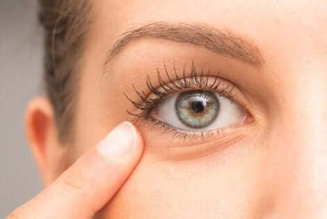 مساحيق التجميل والهالات السوداء