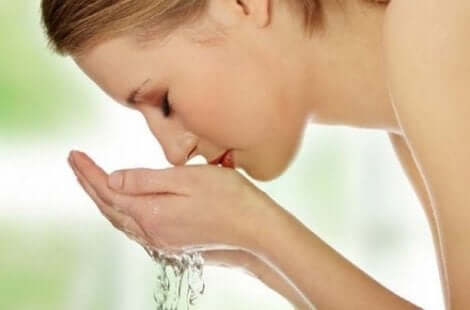 تحضير البشرة بغسل الوجه