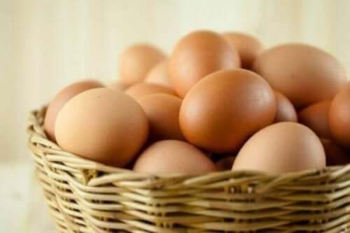 سلة بيض - الأطعمة الغنية بالبيوتين