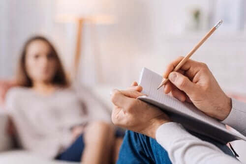 سيدة في جلسة علاج نفسي