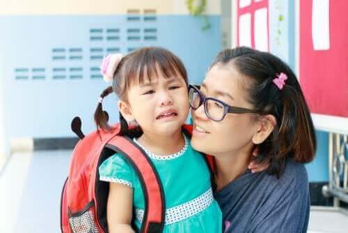 طفلة في مدرسة جديدة مع نوبة من البكاء قبل مغادرة والدتها