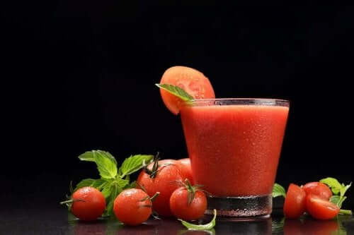 عصير الطماطم - اكتشف معنا الفوائد وموانع الاستعمال