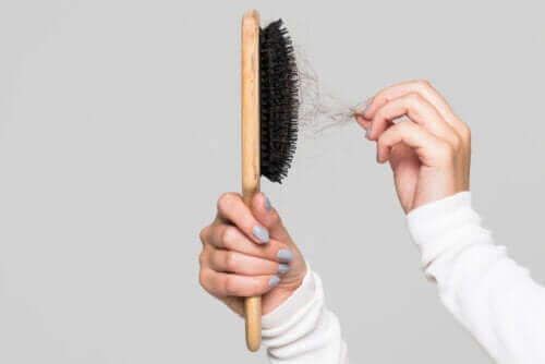 فرشاة الشعر - نصائح تساعدك على تنظيفها بفعالية