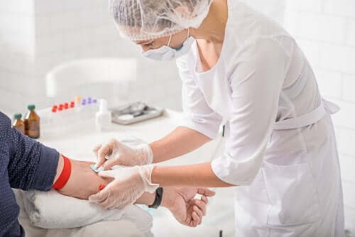 ممرضة تبحث عن وريد في مريض