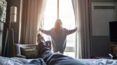 امرأة تفتح الستائر