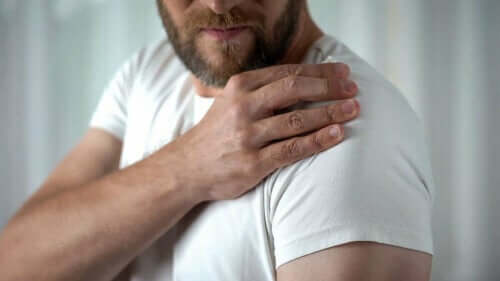 رجل ينظر لكتفه