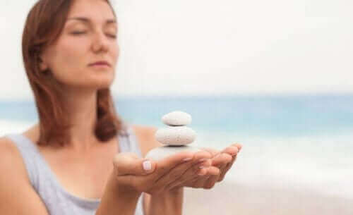 سيدة تحمل صخور بيضاء