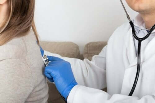 شخص يخضع لفحص طبي