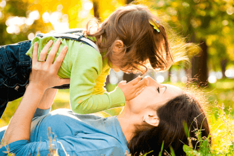 عناق الأم لطفلها