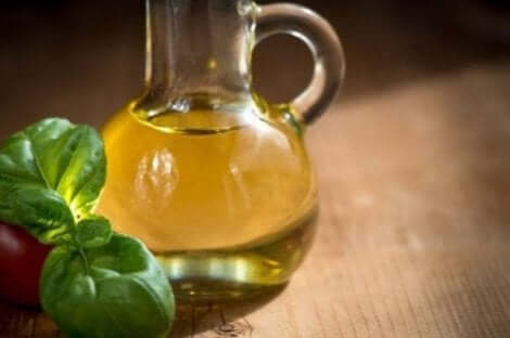 زيت الكانولا هو زيت نباتي