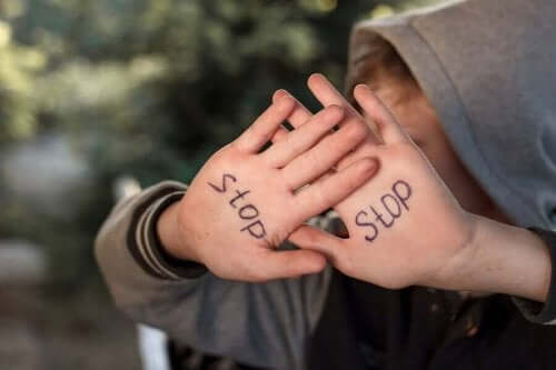 تأثيرات العنف النفسي قصيرة وطويلة المدى