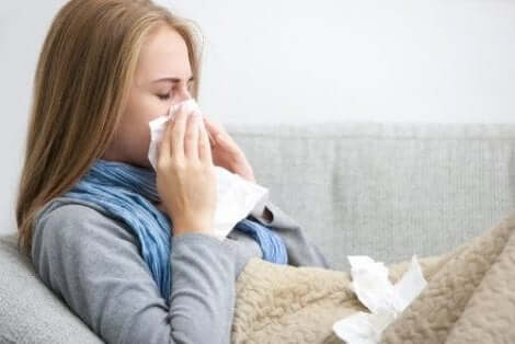 امرأة مصابة بالإنفلونزا