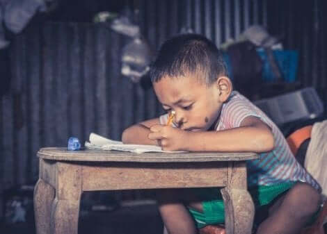 طفل يدرس