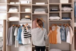 دولاب الملابس المنسق - نصائح لمنع ملابسك من التكدس في  خزانة الملابس