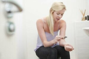 إيذاء النفس - عوامل ظهور الحالة بين المراهقين وكيفية التعامل معها