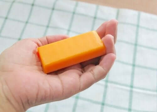 شخص يمسك قطعة صابون البابايا