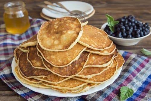 طبق مليئ بقطع من فطيرة البروتين