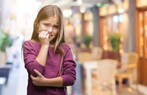 طفلة تقضم أظافرها