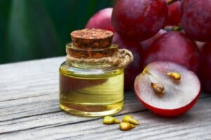 زيت بذور العنب الأساسي: الفوائد والاستخدامات