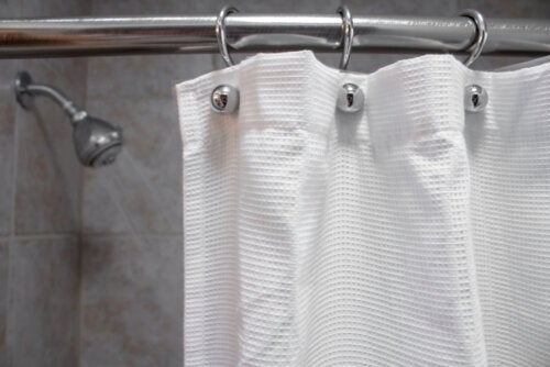 5 نصائح لتنظيف ستائر الحمام وإبقائها خالية من العفن