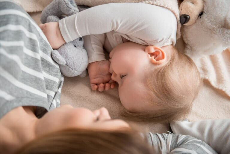 هل من الجيد أن ينام الأطفال مع أمهاتهم؟