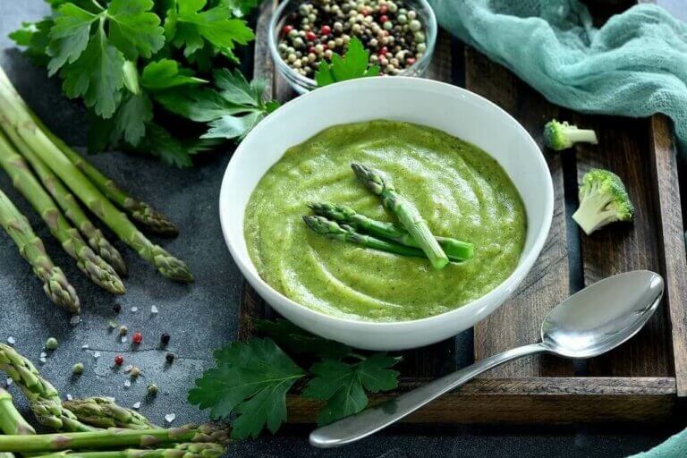 حساء كريمة الهليون الأخضر