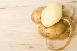 أربعة علاجات مصنوعة من قشر البطاطس يجب أن تجربها!