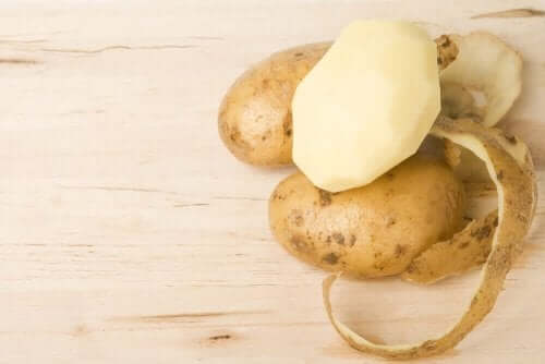 أربعة علاجات مصنوعة من قشر البطاطس يجب أن تجربها!