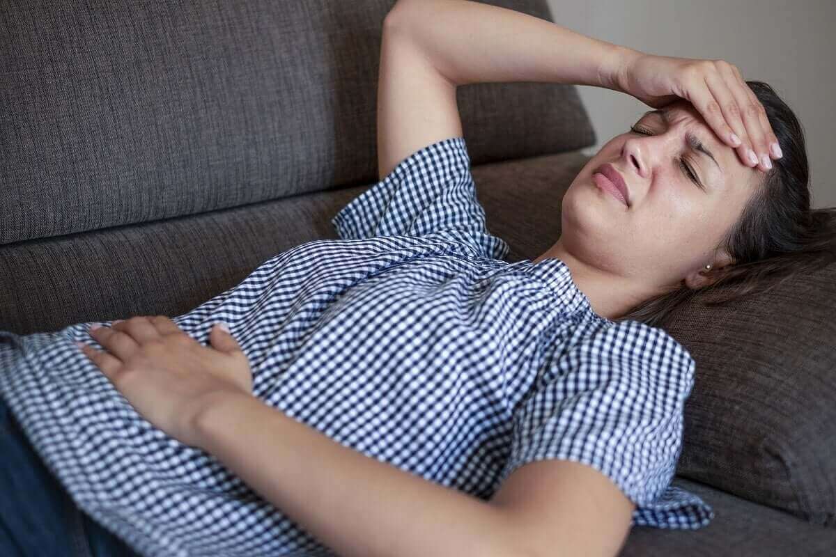 سيدة تشعر بالغثيان كواحد من أهم أعراض الحمل