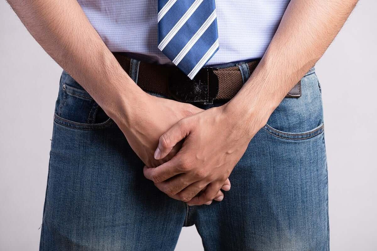 رجل يعاني من لخن الأعضاء التناسلية