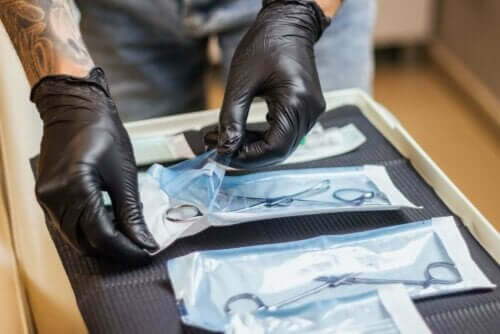 شخص يتعامل مع الأدوات المعقمة