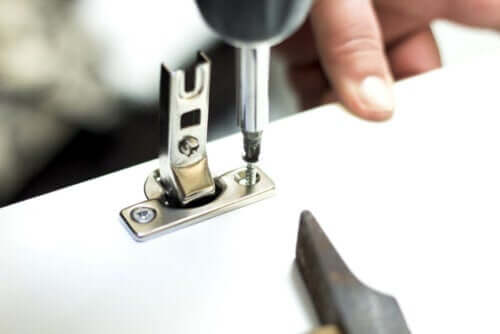 شخص يزيل المفصلة