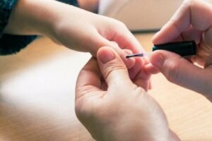 6 علاجات للتخلص من مشكلة الأظافر الصفراء السميكة