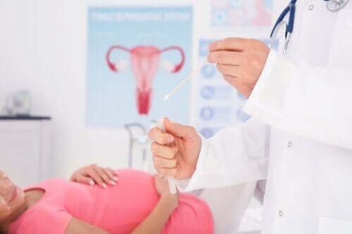 ما الذي يمكن أن يسبب الإفرازات أثناء الحمل وكيفية علاجها