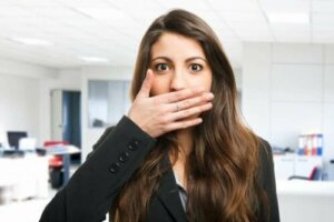 علاجات منزلية لرائحة الفم الكريهة باستخدام 5 نباتات