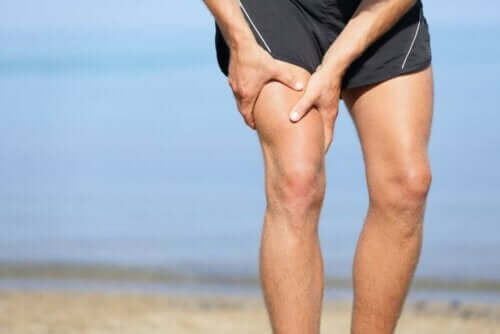 رجل يشعر بألم في ساقه بسبب الشد العضلي بالفخذ