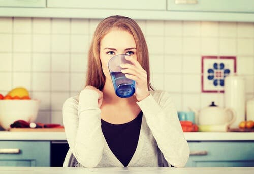 الحفاظ على شرب الماء يقي من مشكلة جفاف الجسم
