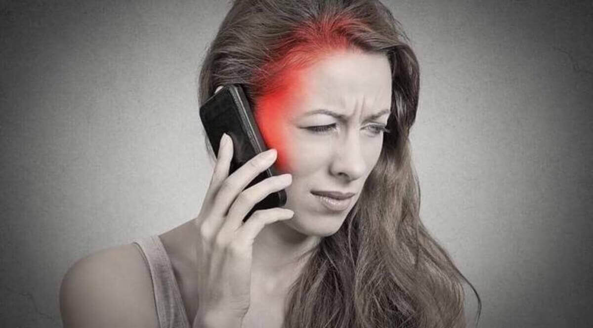 استخدام الهواتف المحمولة واحتمالية تسببه في الحساسية من الموجات الكهرومغناطيسية