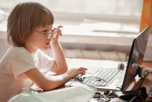 التعامل مع الرهاب الاجتماعي لدى الأطفال مع استخدامهم للانترنت
