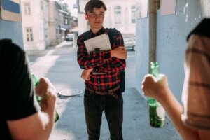 كيف نساعد الأطفال على التعامل مع ضغط الأقران