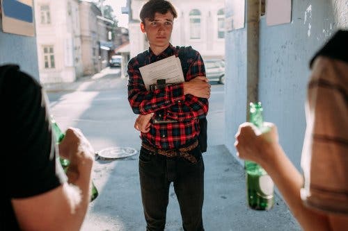 كيف نساعد الأطفال على التعامل مع ضغط الأقران