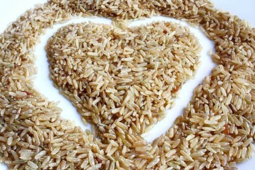سلطة الأرز البني اللذيذة والمنخفضة السعرات الحرارية