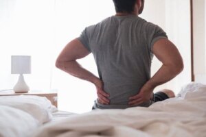 التهاب العصب الوركي: الأعراض والعلاجات المنزلية لحالة عرق النسا