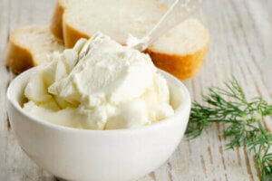 الجبن القشدي - اكتشف معنا اليوم عناصره الغذائية، فوائده وعيوبه