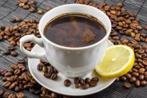 القهوة والليمون: هل هو مزيج صحي؟ اكتشف معنا اليوم!