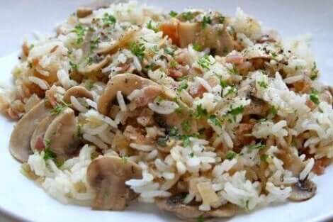 سلطة الأرز البني