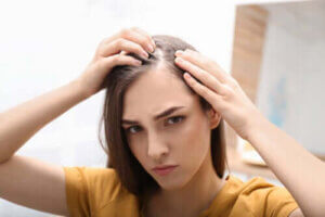 تساقط الشعر الكربي - اكتشف أسباب ظهور الحالة وعلاجاتها