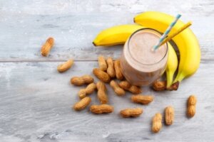 مخفوق طاقة الموز بزبدة الفول السوداني