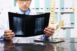 متى يكون من الضروري اللجوء للجراحة في حالة الانزلاق الغضروفي؟