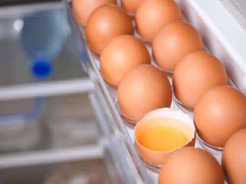 هل يجب تخزين البيض داخل أم خارج الثلاجة؟
